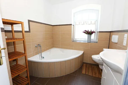 modernes Tageslichtbad mit Badewanne, ebenerdiger Dusche Waschplatz und WC