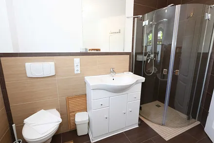 modernes Tageslichtbad mit Badewanne, ebenerdiger Dusche Waschplatz und WC