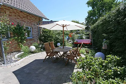 bestuhlte Terrasse (Süd/West) - vom Wohnbereich begehbar