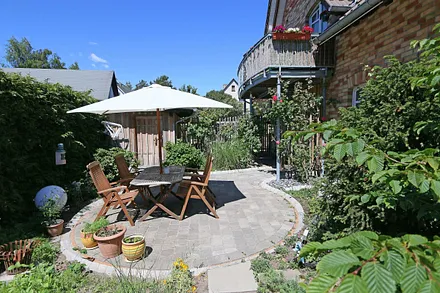 bestuhlte Terrasse (Süd/West) - vom Wohnbereich begehbar