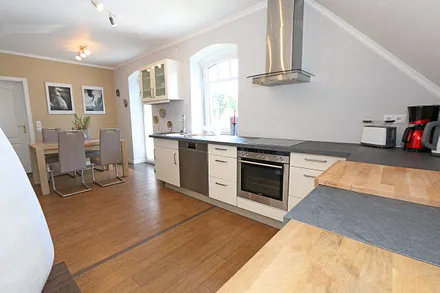 vollausgestattete Küche mit Geschirrspüler, Backofen mit Ceranfeld, Abzugshaube, großem Kühlschrank mit Eisfach, Mikrowelle, Kaffeemaschine, Toaster & Wasserkocher 