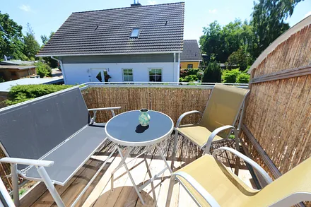 bestuhlter Süd/West Balkon - vom Wohnbereich begehbar