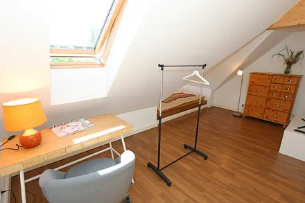 Schlafzimmer (unter Dachschrägen) mit Doppelbett (1,80 m x 2,00 m), Kleiderschrank, Verdunklungsmöglichkeiten und einem Schreibtisch