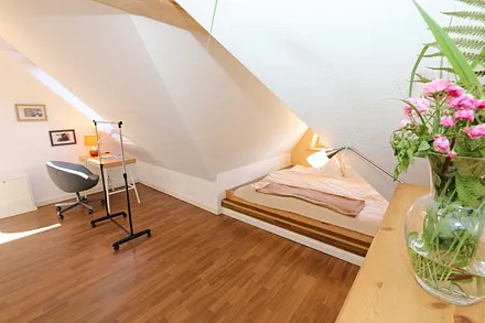 Schlafzimmer (unter Dachschrägen) mit Doppelbett (1,80 m x 2,00 m), Kleiderschrank, Verdunklungsmöglichkeiten und einem Schreibtisch