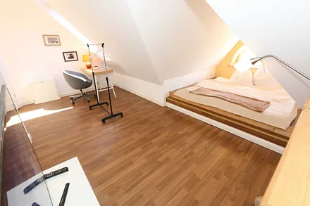 Schlafzimmer (unter Dachschrägen) mit Doppelbett (1,80 m x 2,00 m), Kleiderschrank, Verdunklungsmöglichkeiten und einem Schreibtisch