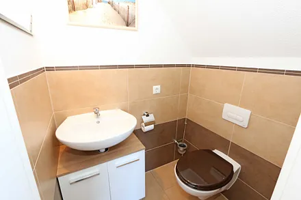 Gäste-WC mit kleinem Waschbecken