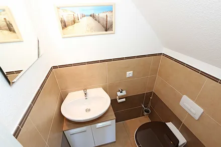 Gäste-WC mit kleinem Waschbecken