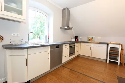 vollausgestattete Küche mit Geschirrspüler, Backofen mit Ceranfeld, Abzugshaube, großem Kühlschrank mit Eisfach, Mikrowelle, Kaffeemaschine, Toaster & Wasserkocher 