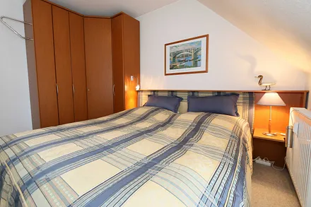 Schlafzimmer mit Doppelbett (Einzelmatratzen 0,90 m x 2,00 m), verstellbaren Lattenrosten, Nachttischablage, Kleiderschrank mit eingebautem Safe und Insektenschutzgitter