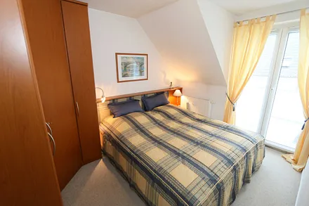 Schlafzimmer mit Doppelbett (Einzelmatratzen 0,90 m x 2,00 m), verstellbaren Lattenrosten, Nachttischablage, Kleiderschrank mit eingebautem Safe und Insektenschutzgitter