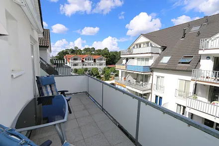 bestuhlter und großzügiger Balkon (Süd/Ost)
