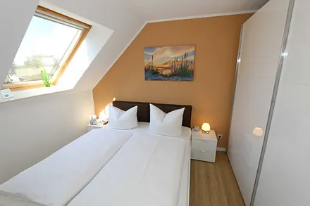 Schlafzimmer verfügt über ein Doppelbett mit 7-Zonen-Tonnentaschenfederkern Matratzen (1,60 m x 2,00 m),verstellbaren Lattenroste,Nachttischablagen,großen Kleiderschrank sowie ein LED-Flachbildschirm
