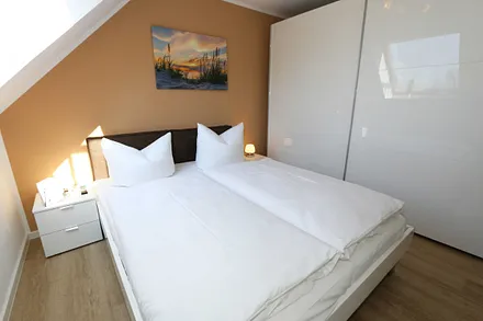 Schlafzimmer verfügt über ein Doppelbett mit 7-Zonen-Tonnentaschenfederkern Matratzen (1,60 m x 2,00 m),verstellbaren Lattenroste,Nachttischablagen,großen Kleiderschrank sowie ein LED-Flachbildschirm