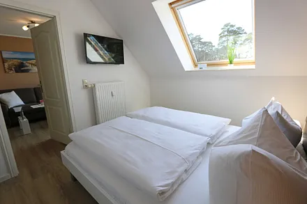 Schlafzimmer verfügt über ein Doppelbett mit 7-Zonen-Tonnentaschenfederkern Matratzen (1,60 m x 2,00 m),verstellbaren Lattenroste,Nachttischablagen,großen Kleiderschrank sowie ein LED-Flachbildschirm