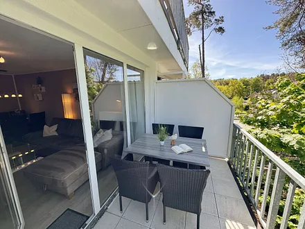 bestuhlter Balkon (Süd/West) mit Sonnenschirm