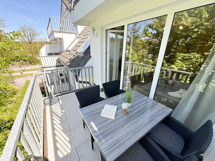 bestuhlter Balkon (Süd/West) mit Sonnenschirm