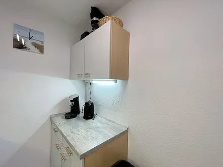 separate Küche mit Geschirrspüler, Kühlschrank mit Eisfach, Mikrowelle, Cerankochfeld, Backofen, Wasserkocher, Toaster, Kaffeemaschine, Senseo-Padmaschine und vielen kleinen Küchenhelfern