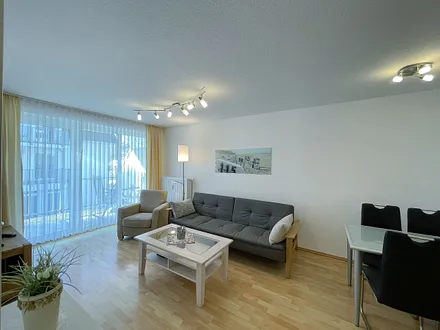 Wohnbereich mit gemütlicher Couch, Couchtisch, kleiner Anrichte, Leselampe, LCD-Flachbildschirm, Blu-Ray-Player sowie Radio/CD-Player