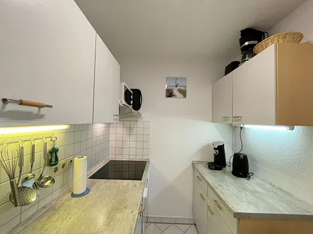 separate Küche mit Geschirrspüler, Kühlschrank mit Eisfach, Mikrowelle, Cerankochfeld, Backofen, Wasserkocher, Toaster, Kaffeemaschine, Senseo-Padmaschine und vielen kleinen Küchenhelfern