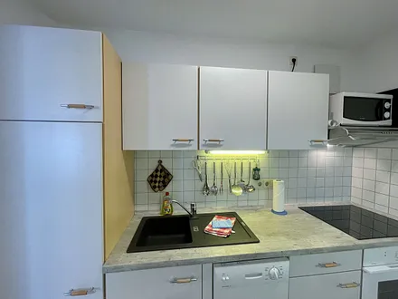 separate Küche mit Geschirrspüler, Kühlschrank mit Eisfach, Mikrowelle, Cerankochfeld, Backofen, Wasserkocher, Toaster, Kaffeemaschine, Senseo-Padmaschine und vielen kleinen Küchenhelfern