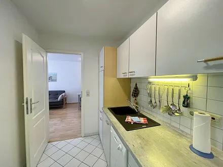 separate Küche mit Geschirrspüler, Kühlschrank mit Eisfach, Mikrowelle, Cerankochfeld, Backofen, Wasserkocher, Toaster, Kaffeemaschine, Senseo-Padmaschine und vielen kleinen Küchenhelfern