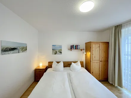 Schlafzimmer mit Doppelbett (1,80 m x 2,00m / Kaltschaummatratzen), verstellbare Lattenroste, Nachttischablagen und zweitürigem Kleiderschrank