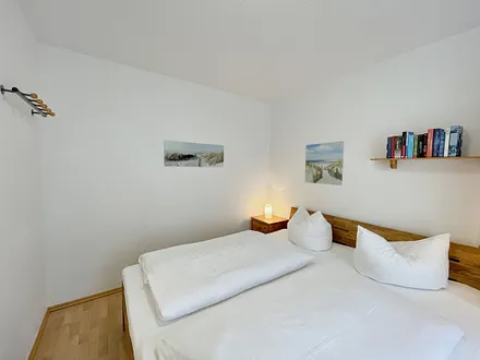 Schlafzimmer mit Doppelbett (1,80 m x 2,00m / Kaltschaummatratzen), verstellbare Lattenroste, Nachttischablagen und zweitürigem Kleiderschrank