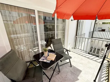 ca. 7 m² großer bestuhlter Balkon (West) mit Sonnenschirm