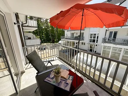ca. 7 m² großer bestuhlter Balkon (West) mit Sonnenschirm