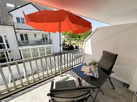 ca. 7 m² großer bestuhlter Balkon (West) mit Sonnenschirm