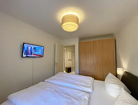 Schlafzimmer mit Echtleder-Doppelbett in Komforthöhe (2 x 0,90 m x 2,00 m), mit Nachttischablagen, Insektenschutzgittern, Verdunklungsmöglichkeit und einen großem Kleiderschrank