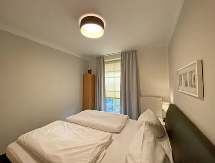 Schlafzimmer mit Echtleder-Doppelbett in Komforthöhe (2 x 0,90 m x 2,00 m), mit Nachttischablagen, Insektenschutzgittern, Verdunklungsmöglichkeit und einen großem Kleiderschrank