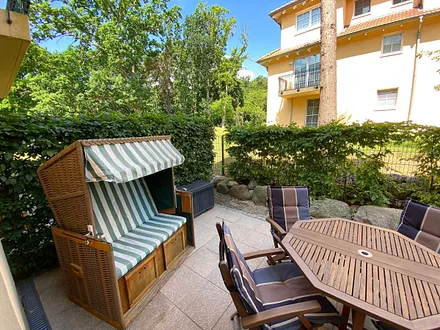bestuhlte großzügige Terrasse (West) mit Meerblick und Insektenschutztür