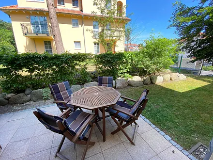 bestuhlte großzügige Terrasse (West) mit Meerblick und Insektenschutztür