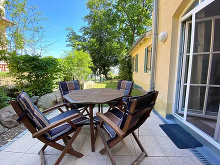 bestuhlte großzügige Terrasse (West) mit Meerblick und Insektenschutztür