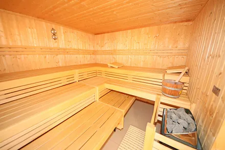 Kellergeschoss mit Waschraum (Waschmaschine/Trockner) und Sauna (gegen Extragebühr)