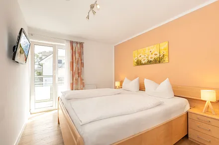 Schlafzimmer mit Zugang zum Balkon