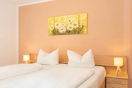 Schlafzimmer mit Doppelbett