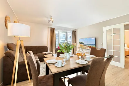 Wohnbereich mit Zugang zu den Balkonen