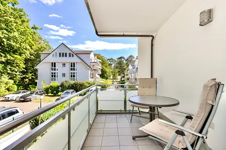 bestuhlter und überdachter Balkon