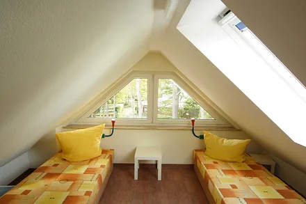 Schlafzimmer im Dachgeschoss mit 2 Einzelbetten (2 x 0,90 m x 2,00 m zum Wohnraum hin offen) durch eine Treppe vom Wohnraum aus zu erreichen