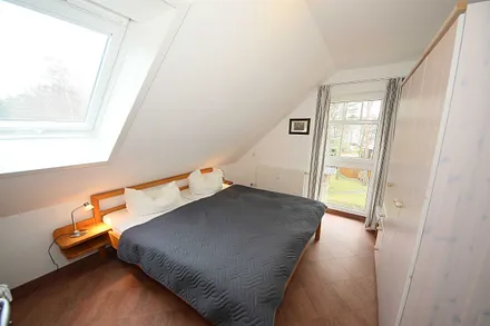 Schlafzimmer mit Doppelbett (1,80 m x 2,00 m), Kleiderschrank, Flachbild-TV und Platz für ein Kinderreisebett