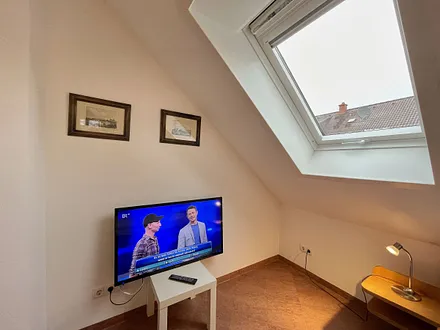 Schlafzimmer mit Doppelbett (1,80 m x 2,00 m), Kleiderschrank, Flachbild-TV und Platz für ein Kinderreisebett