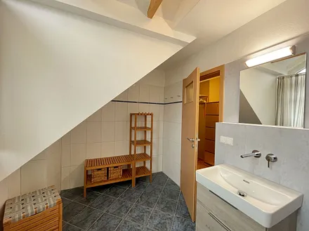 Badezimmer mit Dusche, WC, Fön, Waschmaschine (Münzgerät) sowie Fußbodenheizung und Handtuchtrockner