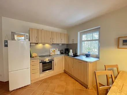 Küche mit Cerankochfeld, Backofen, Kühl/Gefrierkombi, Mikrowelle, Spülmaschine, Kaffeemaschine, Wasserkocher, Mixer und Toaster