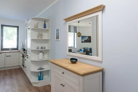 Flur mit Kommode, Spiegel und einem Wandschrank