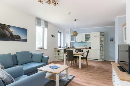 offener Wohnbereich mit bequemer Couch (Aufbettung 3. Person 1,60 m x 2,00 m), Sessel, Couchtisch, Stehlampe, Sideboard, Vitrine, Smart-TV sowie ein DAB Radio mit Bluetooth