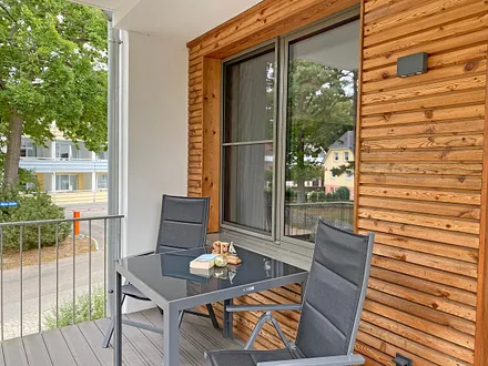 überdachter Balkon (Nord) mit Sitzgarnitur und Blick auf den Park