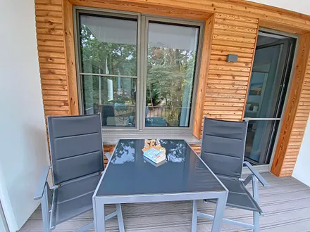 überdachter Balkon (Nord) mit Sitzgarnitur und Blick auf den Park