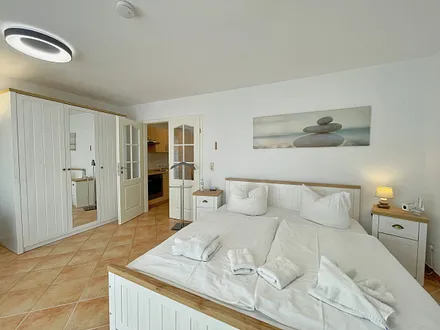 Schlafbereich mit Kleiderschrank